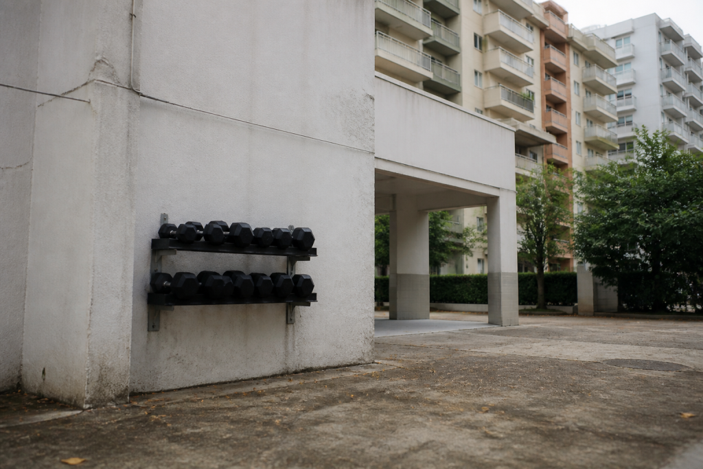 Gym facade halteres immeubles residentiels quartier urbain